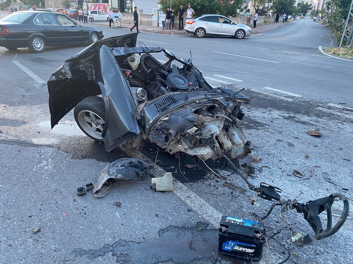 Kayseri'nin merkez Melikgazi ilçesinde 2 otomobilin çarpışması sonucu 3 kişi yaralandı, araçlardan...