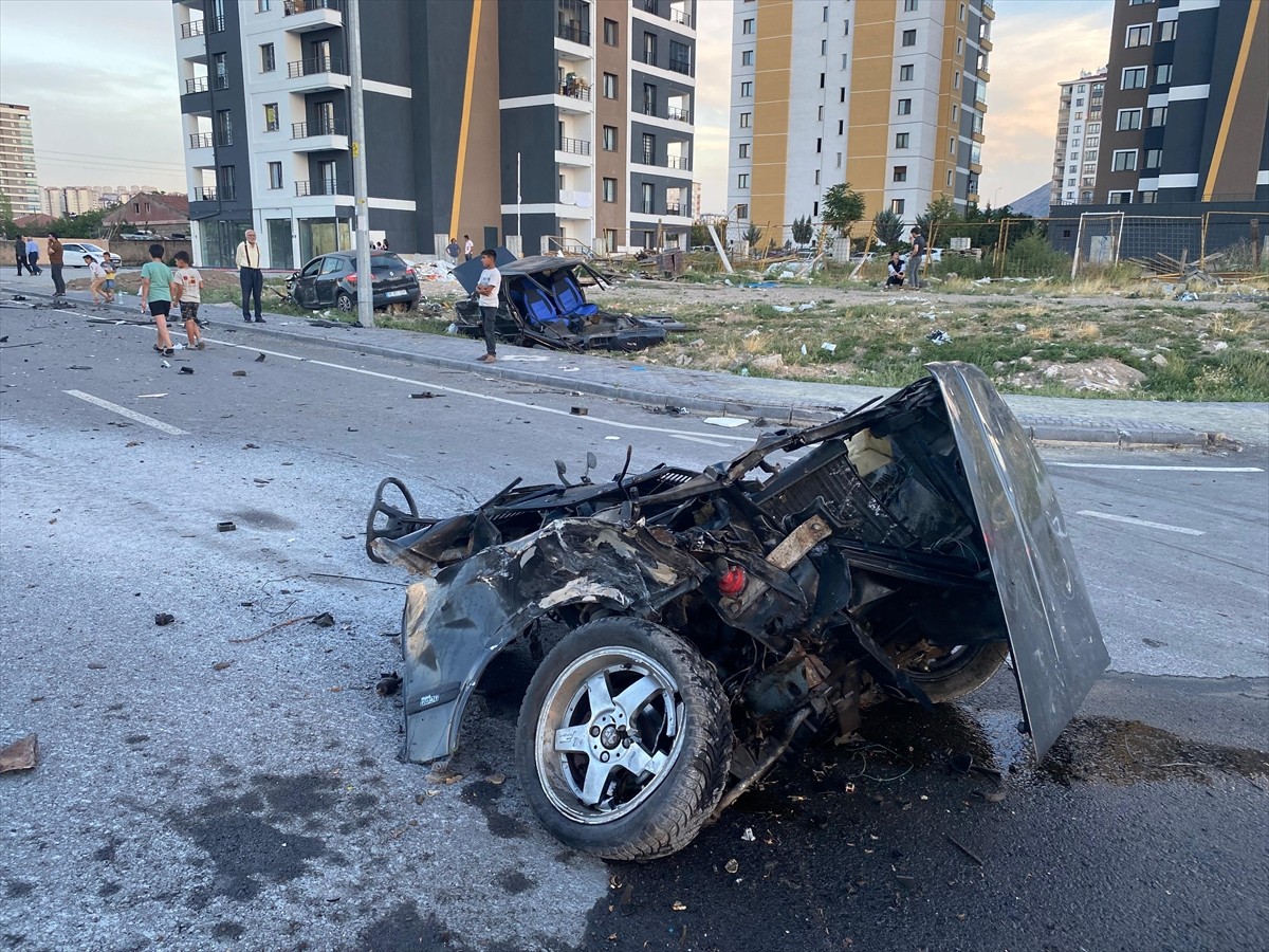 Kayseri'nin merkez Melikgazi ilçesinde 2 otomobilin çarpışması sonucu 3 kişi yaralandı, araçlardan...