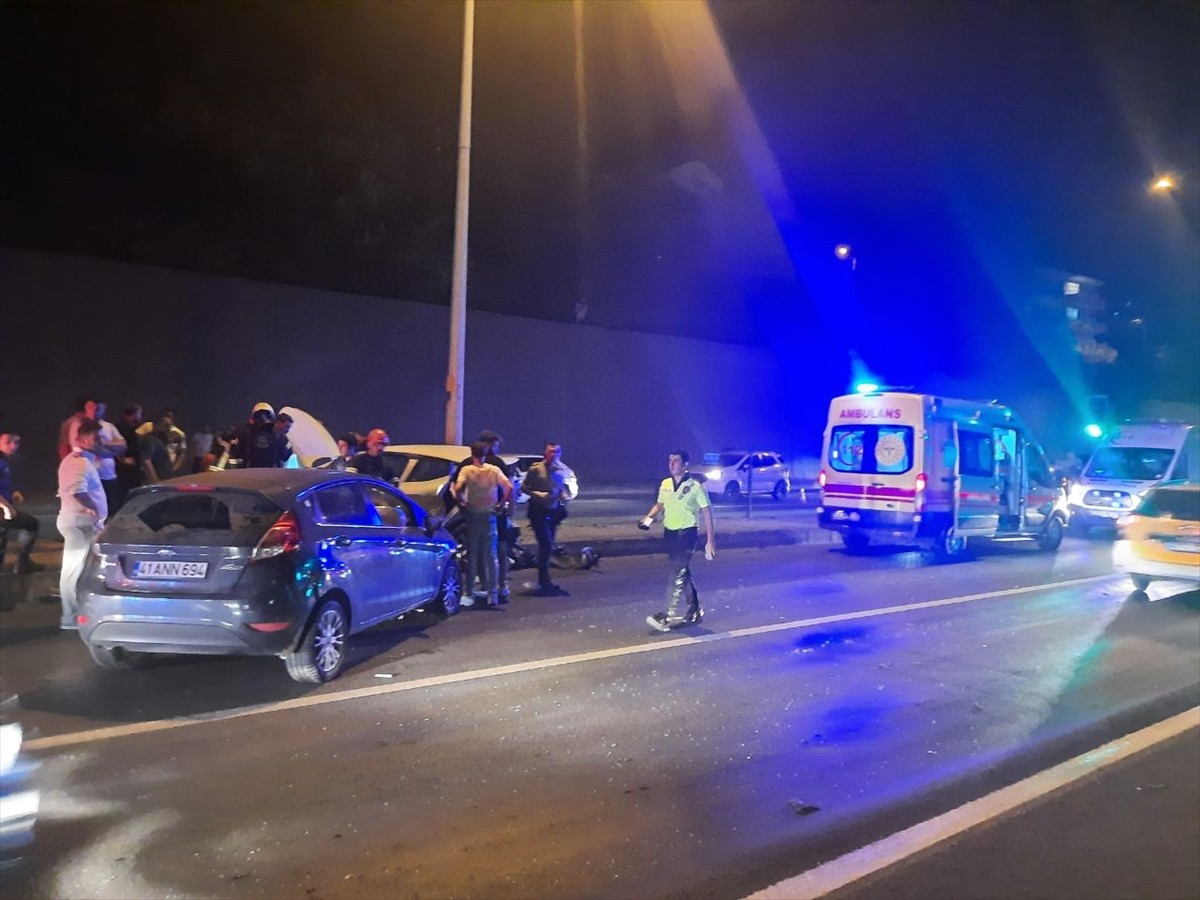 Kocaeli'nin Gölcük ilçesinde, 4 aracın karıştığı trafik kazasında 3 kişi yaralandı.