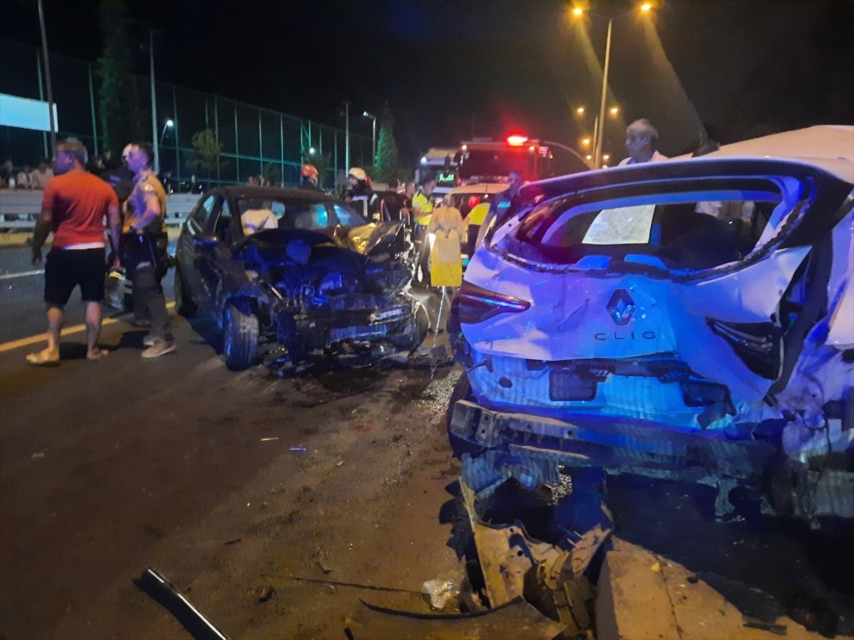 Kocaeli'nin Gölcük ilçesinde, 4 aracın karıştığı trafik kazasında 3 kişi yaralandı.