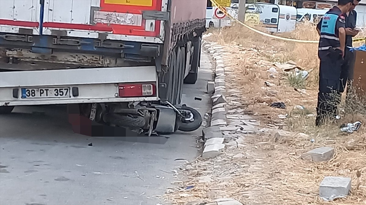 Manisa'nın Yunusemre ilçesinde park halindeki tırın dorsesine çarpan motosikletin sürücüsü...