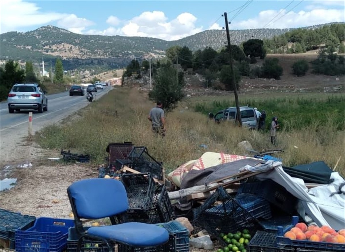 Muğla'nın Seydikemer ilçesinde kontrolden çıkan otomobil manavın önünde alışveriş yapan kişiye...