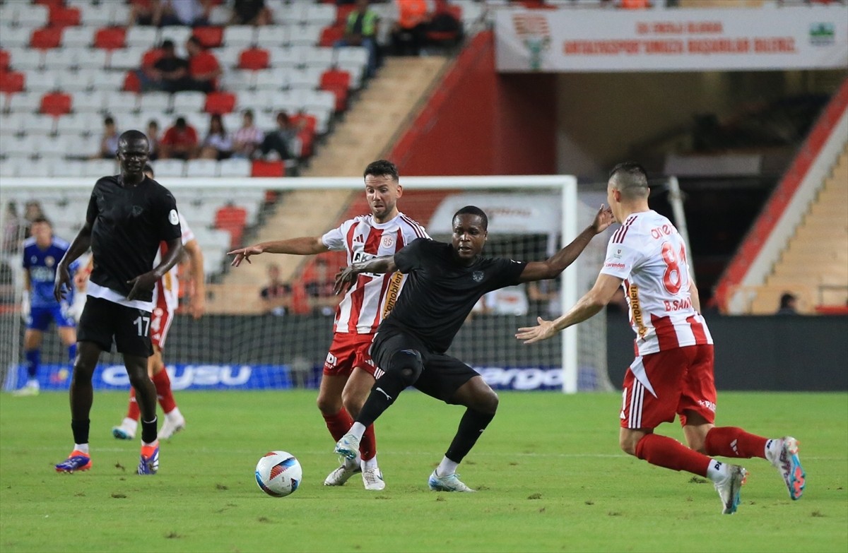 Trendyol Süper Lig'in 3. haftasında Antalyaspor ile Atakaş Hatayspor takımları Corendon Airlines...