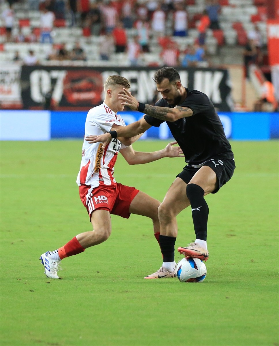 Trendyol Süper Lig'in 3. haftasında Antalyaspor ile Atakaş Hatayspor takımları Corendon Airlines...