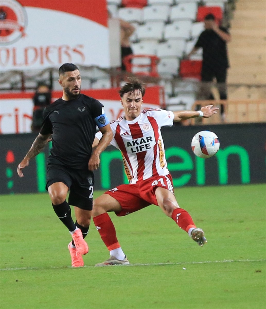 Trendyol Süper Lig'in 3. haftasında Antalyaspor ile Atakaş Hatayspor takımları Corendon Airlines...