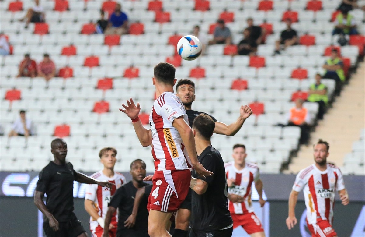 Trendyol Süper Lig'in 3. haftasında Antalyaspor ile Atakaş Hatayspor takımları Corendon Airlines...