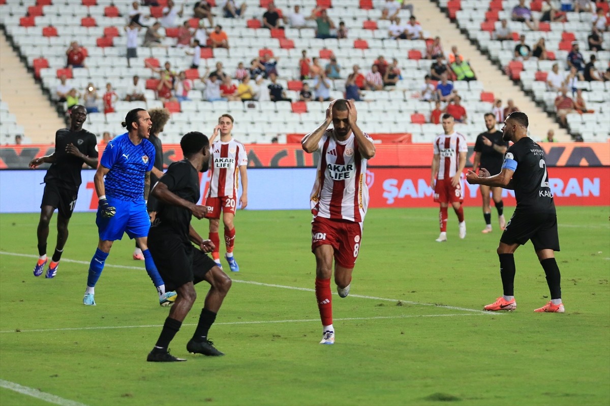 Trendyol Süper Lig'in 3. haftasında Antalyaspor ile Atakaş Hatayspor takımları Corendon Airlines...