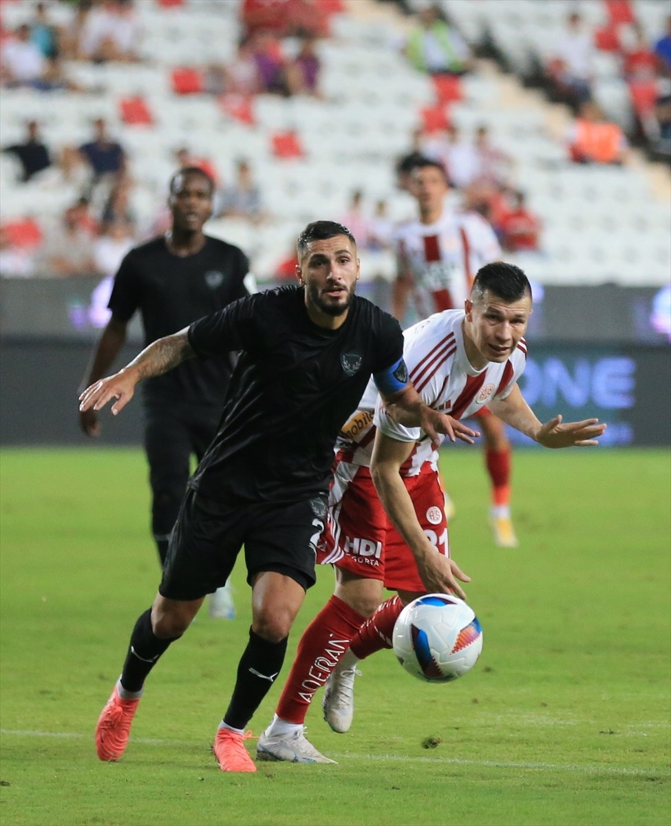 Trendyol Süper Lig'in 3. haftasında Antalyaspor ile Atakaş Hatayspor takımları Corendon Airlines...