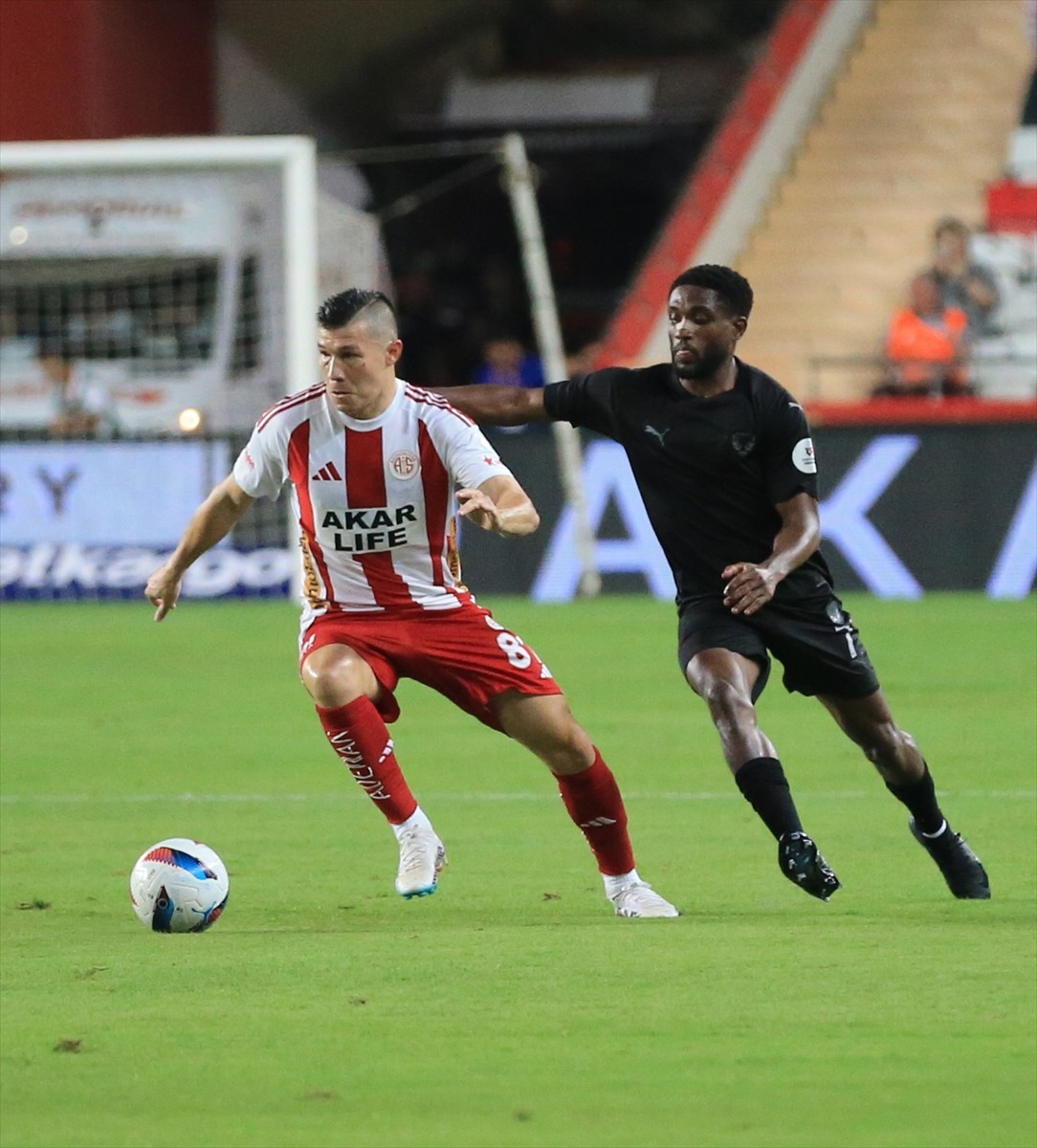 Trendyol Süper Lig'in 3. haftasında Antalyaspor ile Atakaş Hatayspor takımları Corendon Airlines...