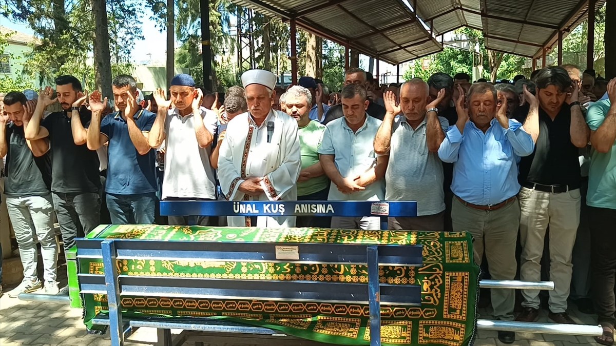 Adana'nın Feke ilçesinde, indikleri su kuyusunda yaşamını yitiren 2 kişinin cenazeleri...