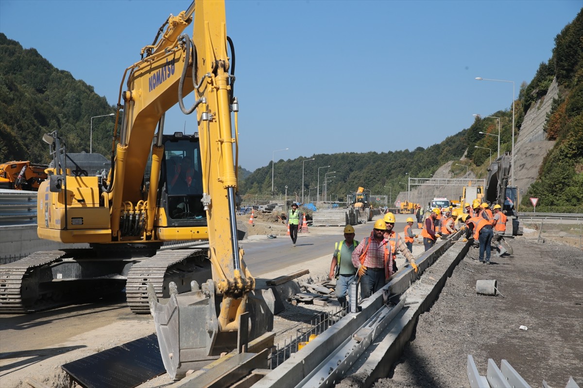 Anadolu Otoyolu'nun Bolu Dağı Tüneli İstanbul istikametinde heyelan riskini ortadan kaldırmak...