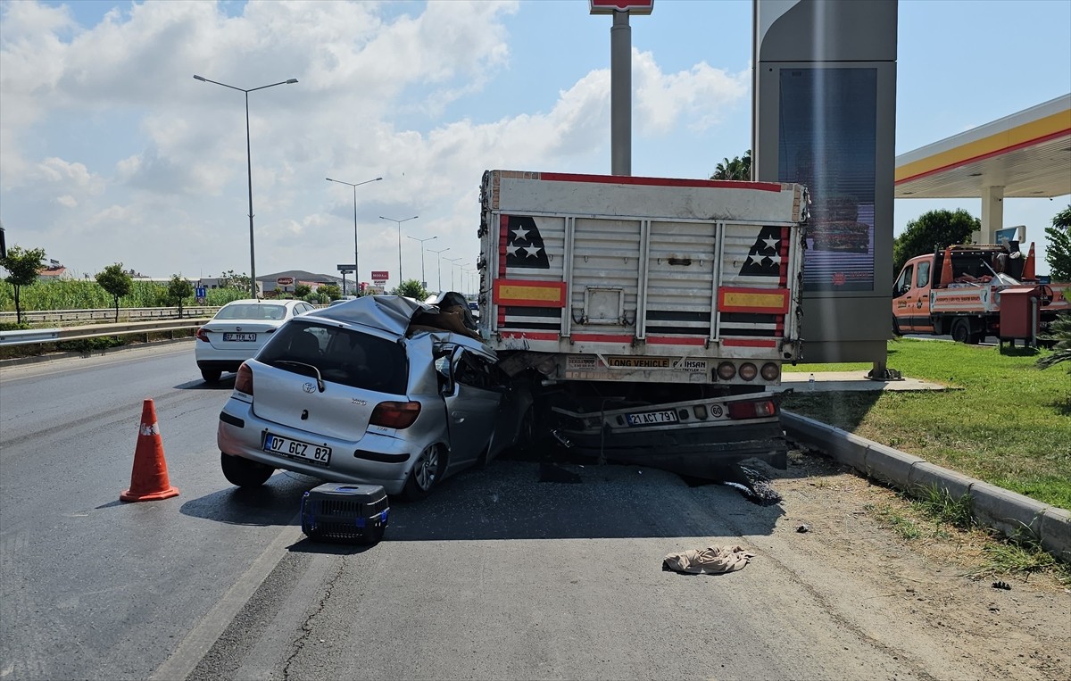 Antalya'nın Manavgat ilçesinde park halindeki tıra çarpan otomobildeki 1 kişi öldü, 1 kişi...