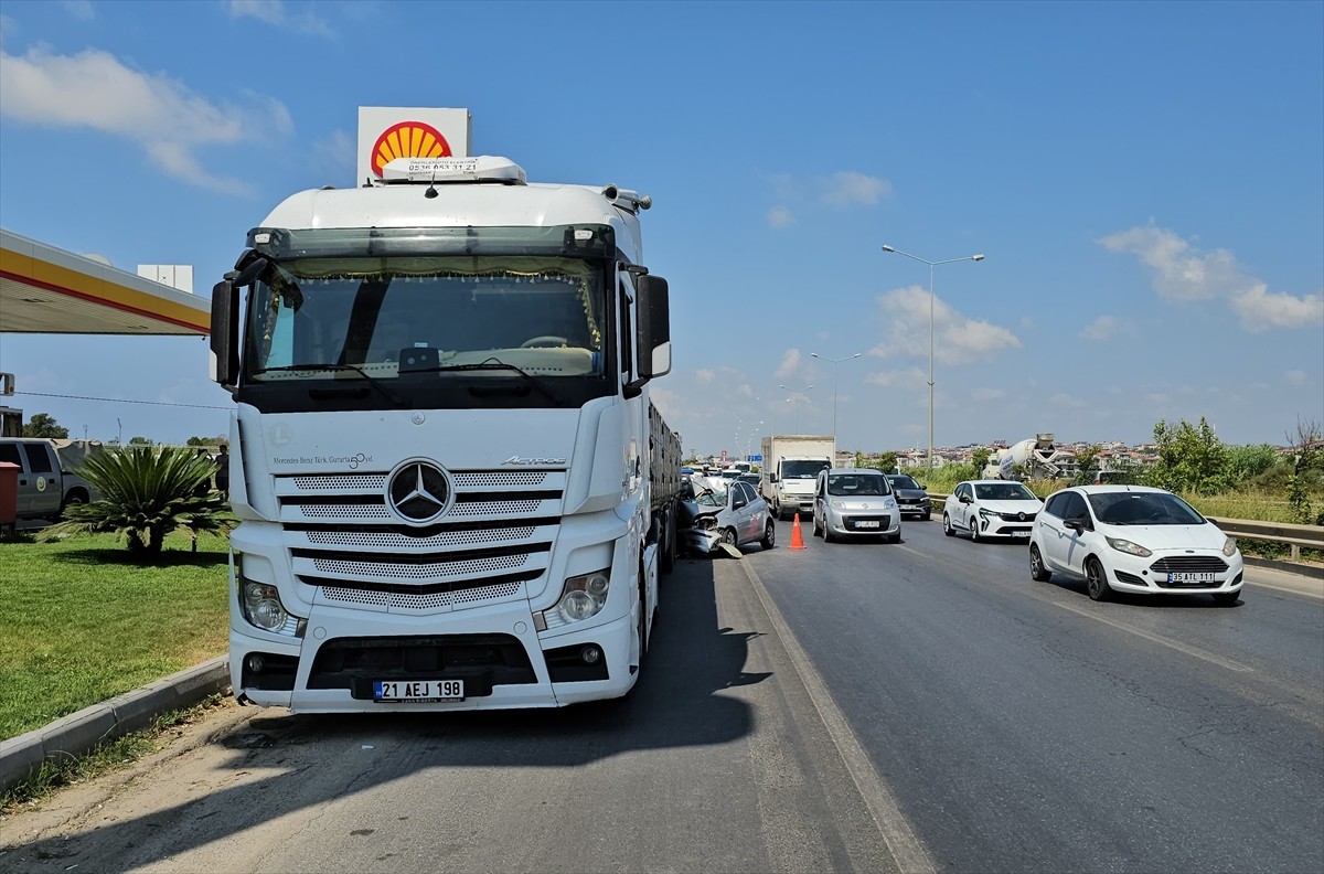 Antalya'nın Manavgat ilçesinde park halindeki tıra çarpan otomobildeki 1 kişi öldü, 1 kişi...