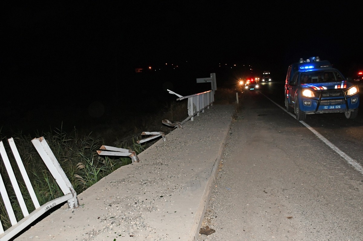 Besni'de dere yatağına devrilen otomobilin sürücüsü hayatını kaybetti.