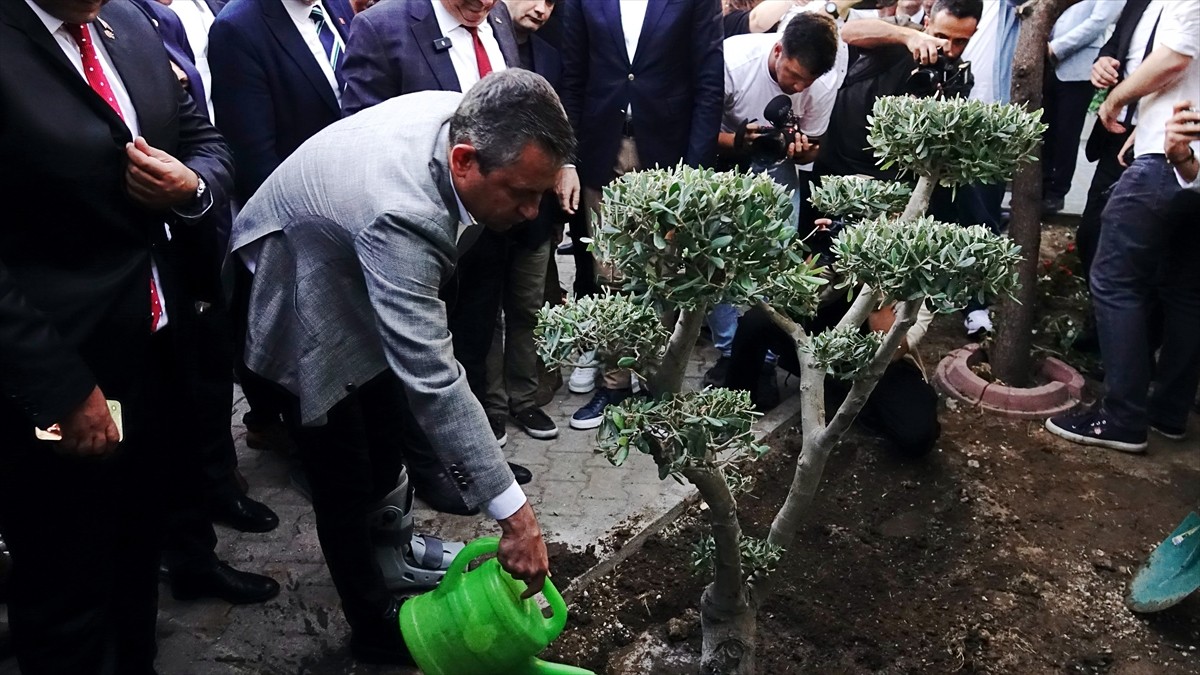 Bir dizi ziyaret için Balıkesir'e gelen Cumhuriyet Halk Partisi (CHP) Genel Başkanı Özgür Özel...