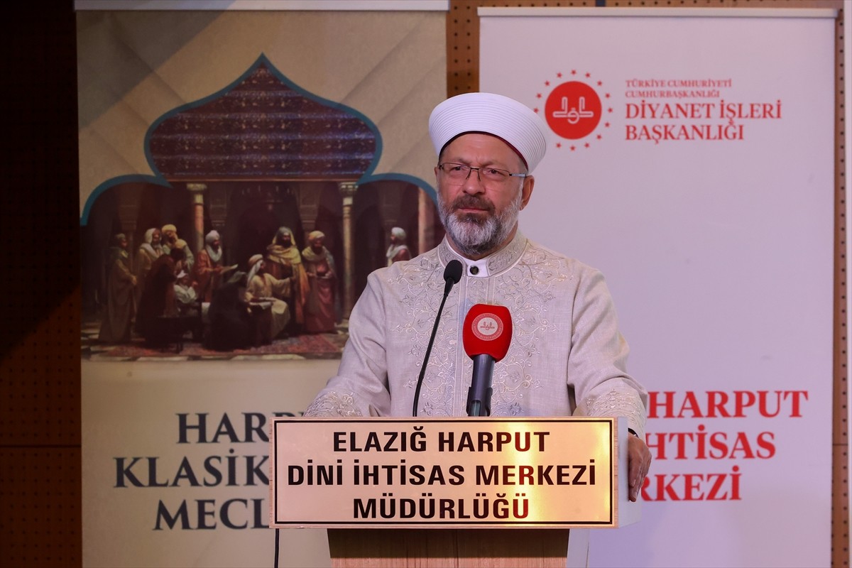 Diyanet İşleri Başkanı Ali Erbaş, Diyanet Akademisi Başkanlığı tarafından Elazığ’da düzenlenen...