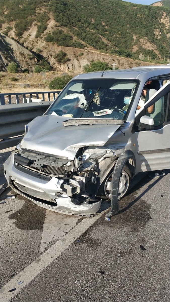 Erzincan'da hafif ticari aracın bariyere çarpması sonucu 4’ü çocuk 7 kişi yaralandı.