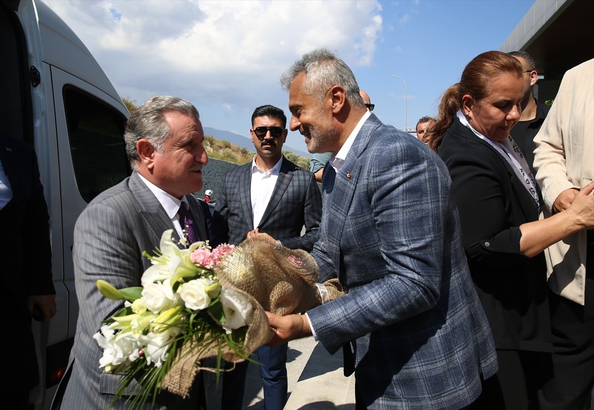 Gençlik ve Spor Bakanı Osman Aşkın Bak, Hatay Büyükşehir Belediyesi'ni ziyaret etti. Bakan Bak'a...