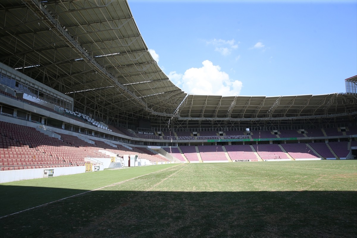 Gençlik ve Spor Bakanı Osman Aşkın Bak (sol 2) programı kapsamında Hatay'da çeşitli ziyaretler...