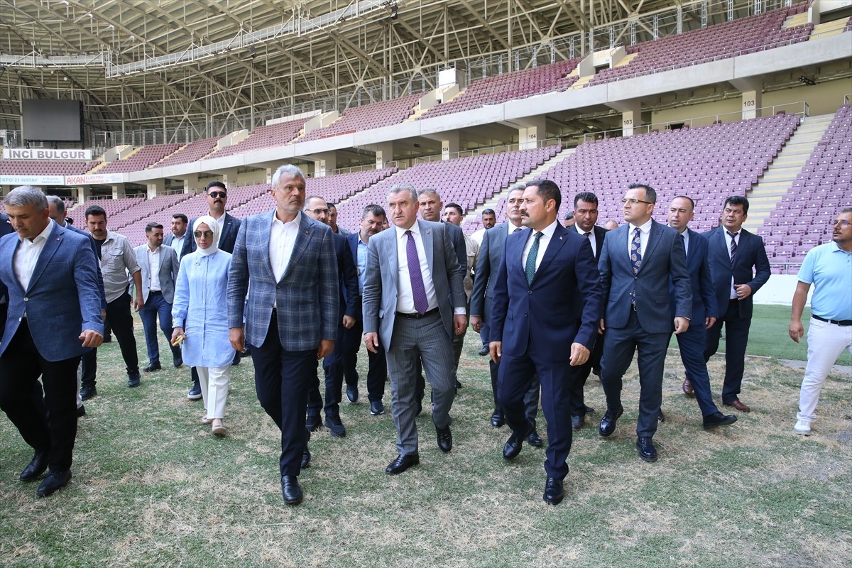 Gençlik ve Spor Bakanı Osman Aşkın Bak (sol 2) programı kapsamında Hatay'da çeşitli ziyaretler...