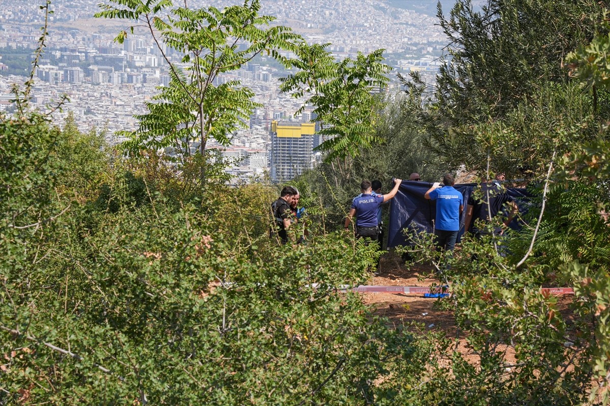 İzmir'de 4 çocuğundan 3'ünü silahla öldürüp birini yaralayan 45 yaşındaki Vesim Ş. Çınar intihar...