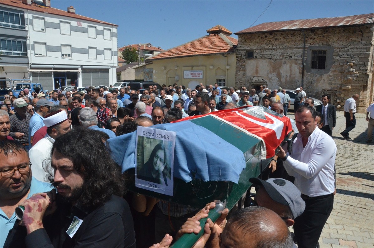 Mersin'in Erdemli ilçesinde bıçaklanarak öldürülen 47 yaşındaki Derya Demir'in cenazesi, memleketi...