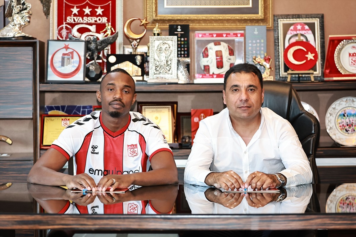 Net Global Sivasspor, sözleşmesi sona eren Fode Koita (solda) ile yeniden anlaşmaya vardı. Koita...