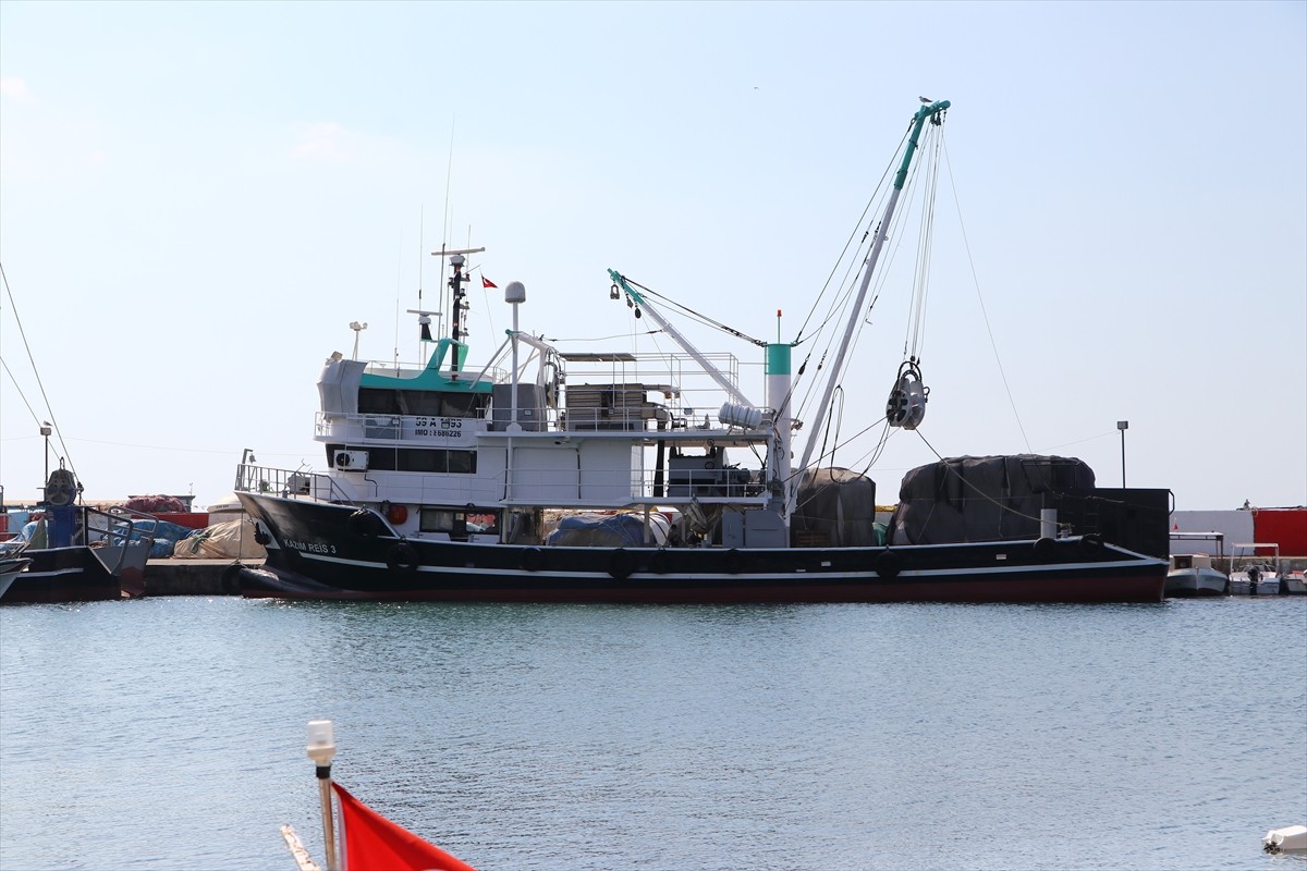 Tekirdağ'da sezon hazırlıkları kapsamında tekne ve ağlarını onaran balıkçılar, av yasağının sona...