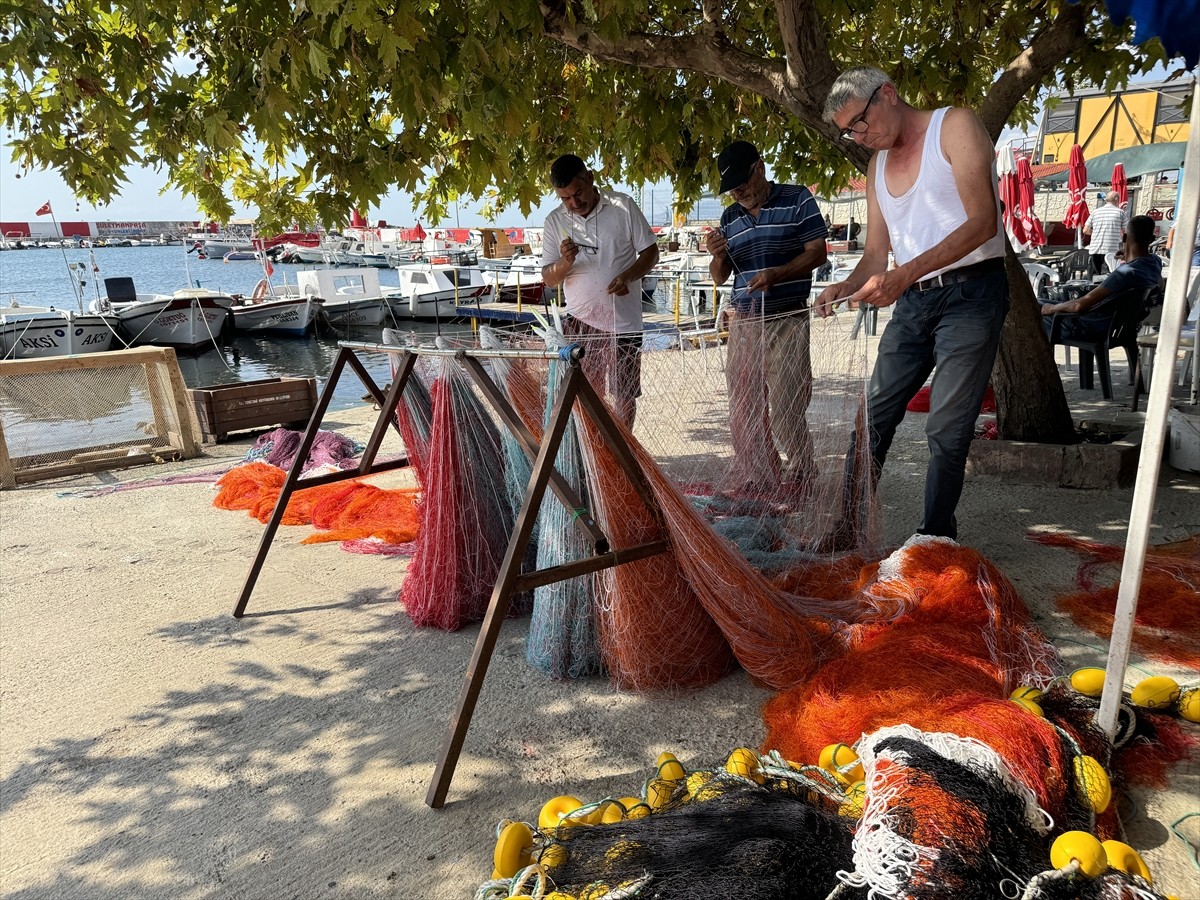 Tekirdağ'da sezon hazırlıkları kapsamında tekne ve ağlarını onaran balıkçılar, av yasağının sona...