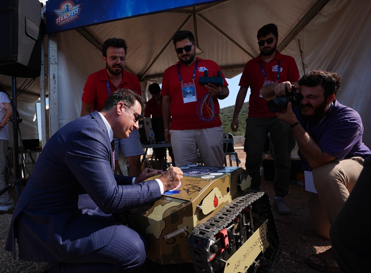 TEKNOFEST 2024 kapsamında düzenlenen Tarımsal İnsansız Kara Aracı Yarışması'nın finalleri İzmir'de...