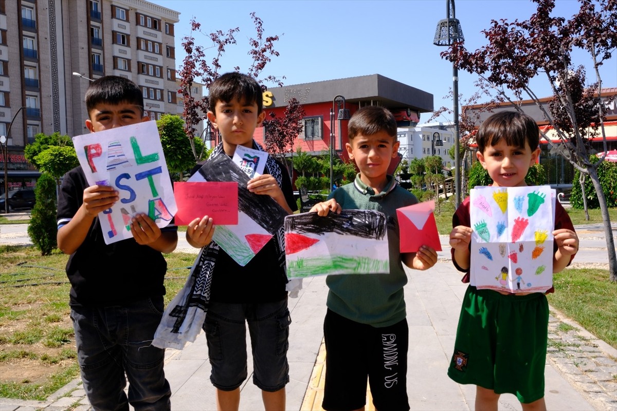 Van'ın İpekyolu ilçesinde çocuklar, İsrail'in saldırıları altındaki Gazze'de yaşayan akranlarına...