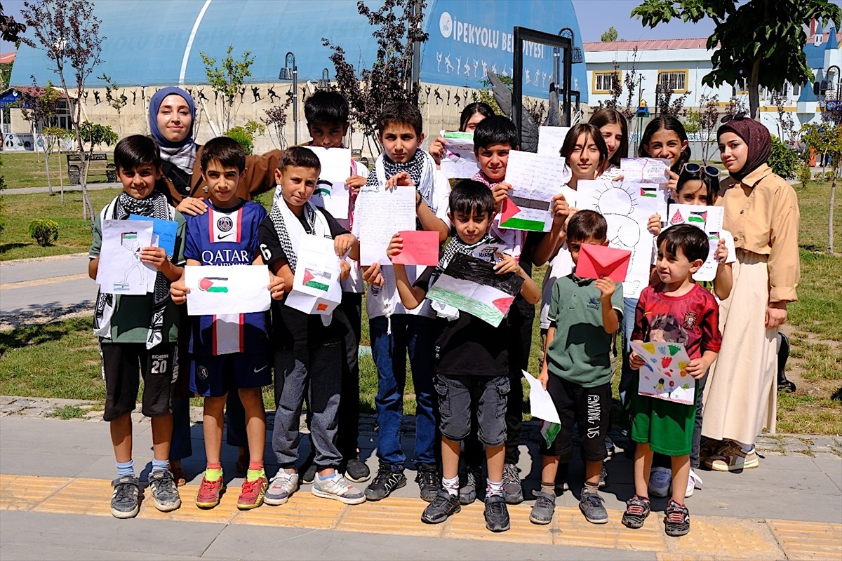 Van'ın İpekyolu ilçesinde çocuklar, İsrail'in saldırıları altındaki Gazze'de yaşayan akranlarına...