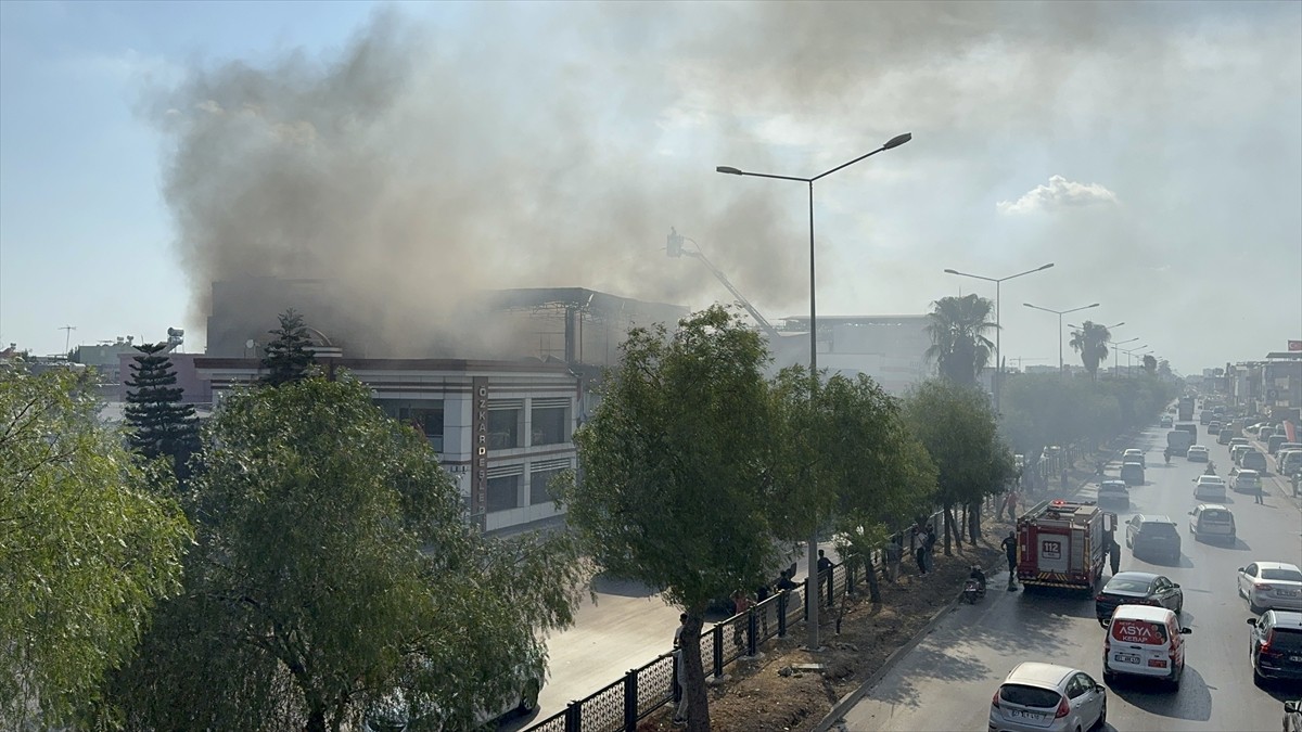 Adana'da 4 katlı bir iş yerinde çıkan yangın itfaiye ekiplerince kontrol altına alındı.