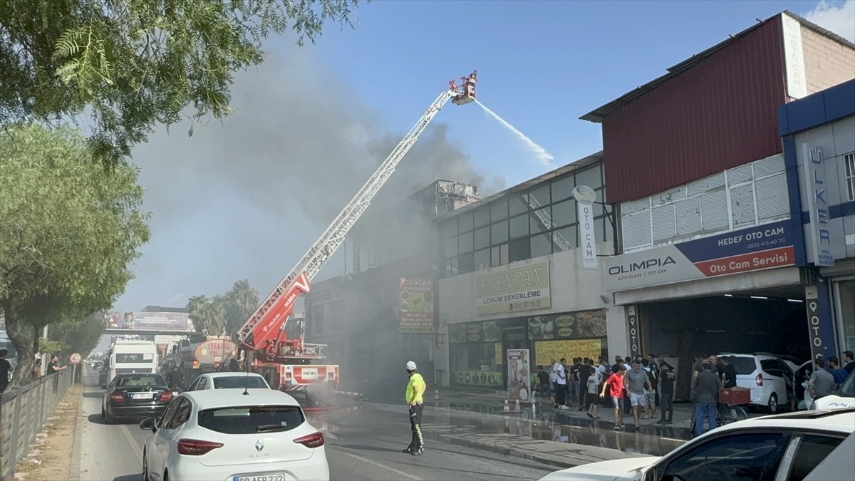 Adana'da 4 katlı bir iş yerinde çıkan yangın itfaiye ekiplerince kontrol altına alındı.