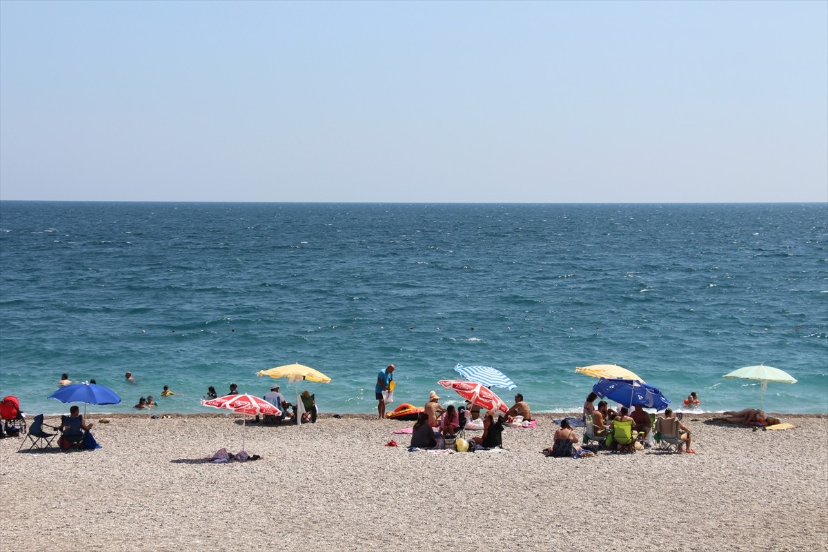 Antalya'da sıcak hava ve nemden bunalanlar, sahillerde yoğunluk oluşturdu.