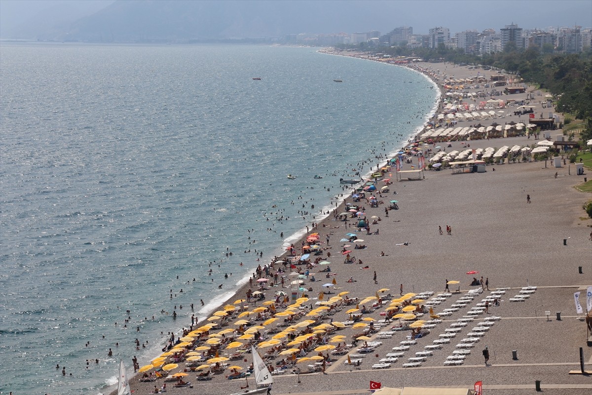 Antalya'da sıcak hava ve nemden bunalanlar, sahillerde yoğunluk oluşturdu.