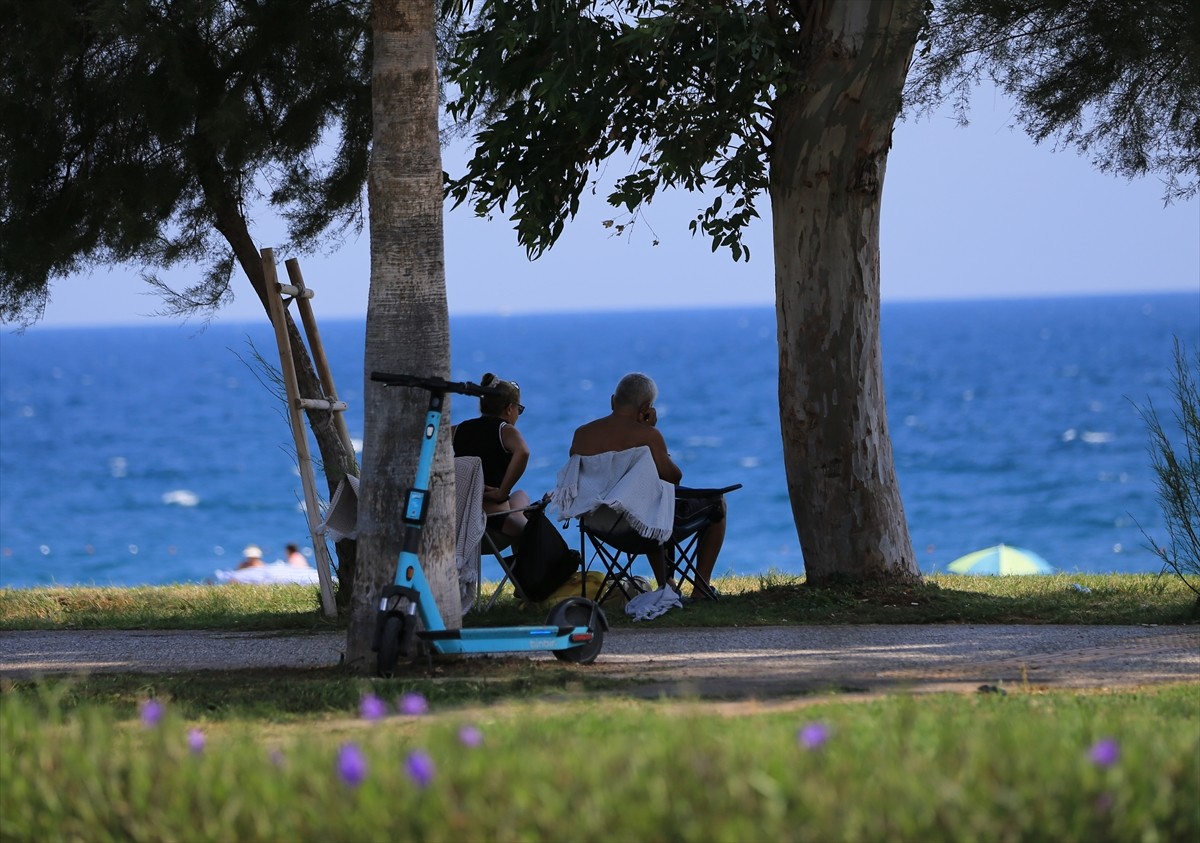 Antalya'da sıcak hava ve nemden bunalanlar, sahillerde yoğunluk oluşturdu. Kent merkezinde bugün...