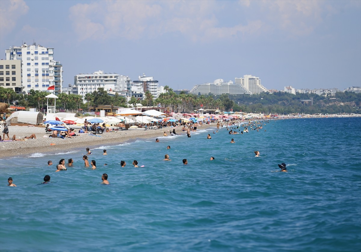 Antalya'da sıcak hava ve nemden bunalanlar, sahillerde yoğunluk oluşturdu. Kent merkezinde bugün...