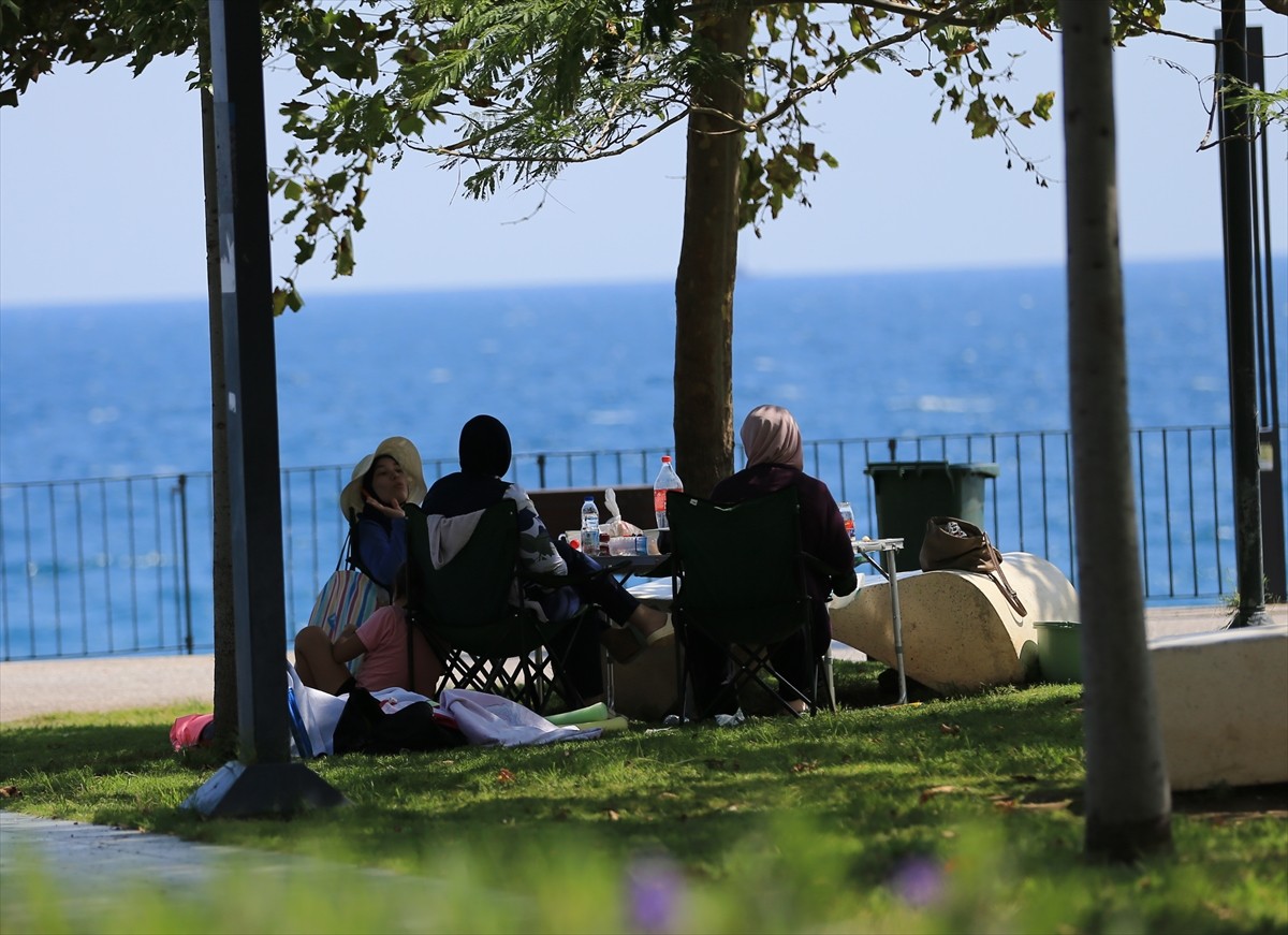 Antalya'da sıcak hava ve nemden bunalanlar, sahillerde yoğunluk oluşturdu. Kent merkezinde bugün...