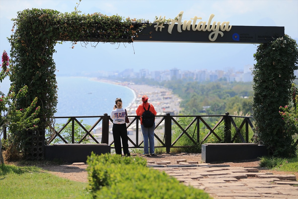 Antalya'da sıcak hava ve nemden bunalanlar, sahillerde yoğunluk oluşturdu. Kent merkezinde bugün...