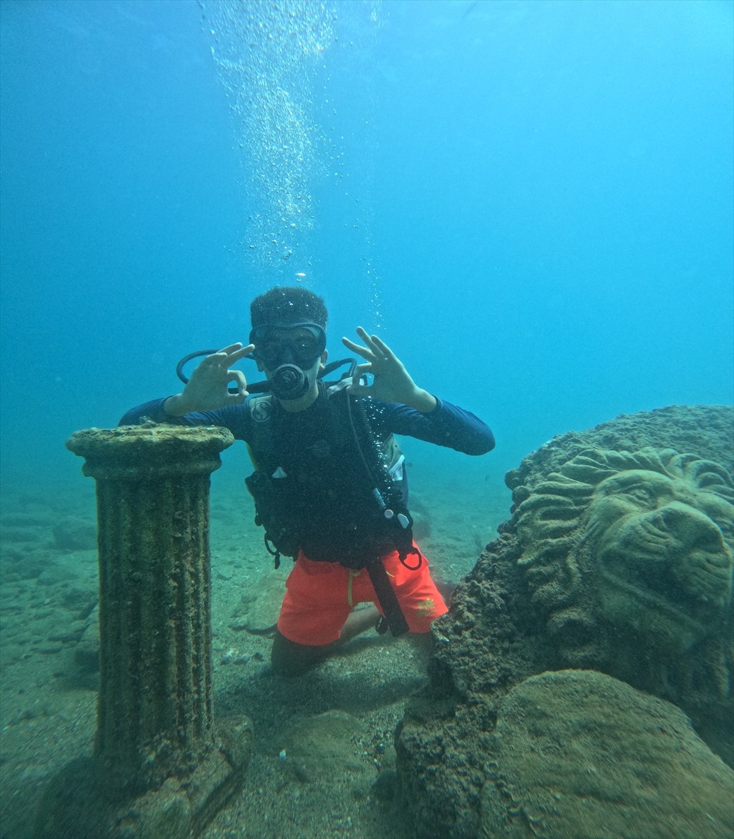 Antalya'nın tarihi Kaleiçi bölgesi falezler alanından dalış yapan ziyaretçiler, kentin su altı...