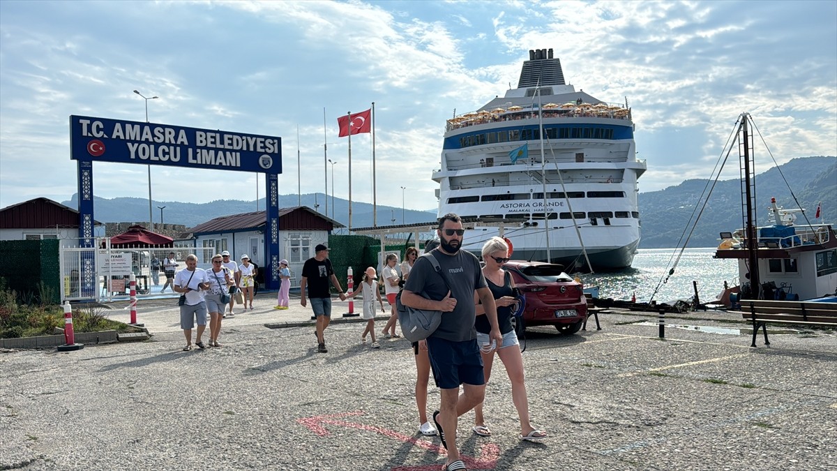 "Astoria Grande" kruvaziyeri, 50'nci seferini yaptığı Bartın'ın Amasra ilçesine yaklaşık 2 yılda...