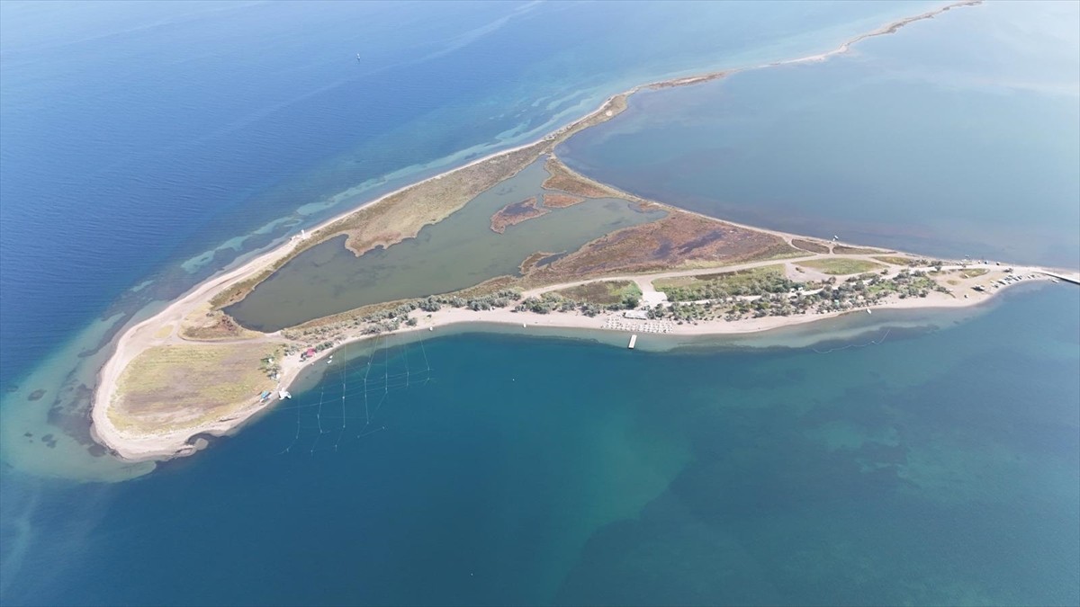 Çanakkale'nin Lapseki ilçesine bağlı Çardak beldesinde "Kum Adası" olarak bilinen bölge...