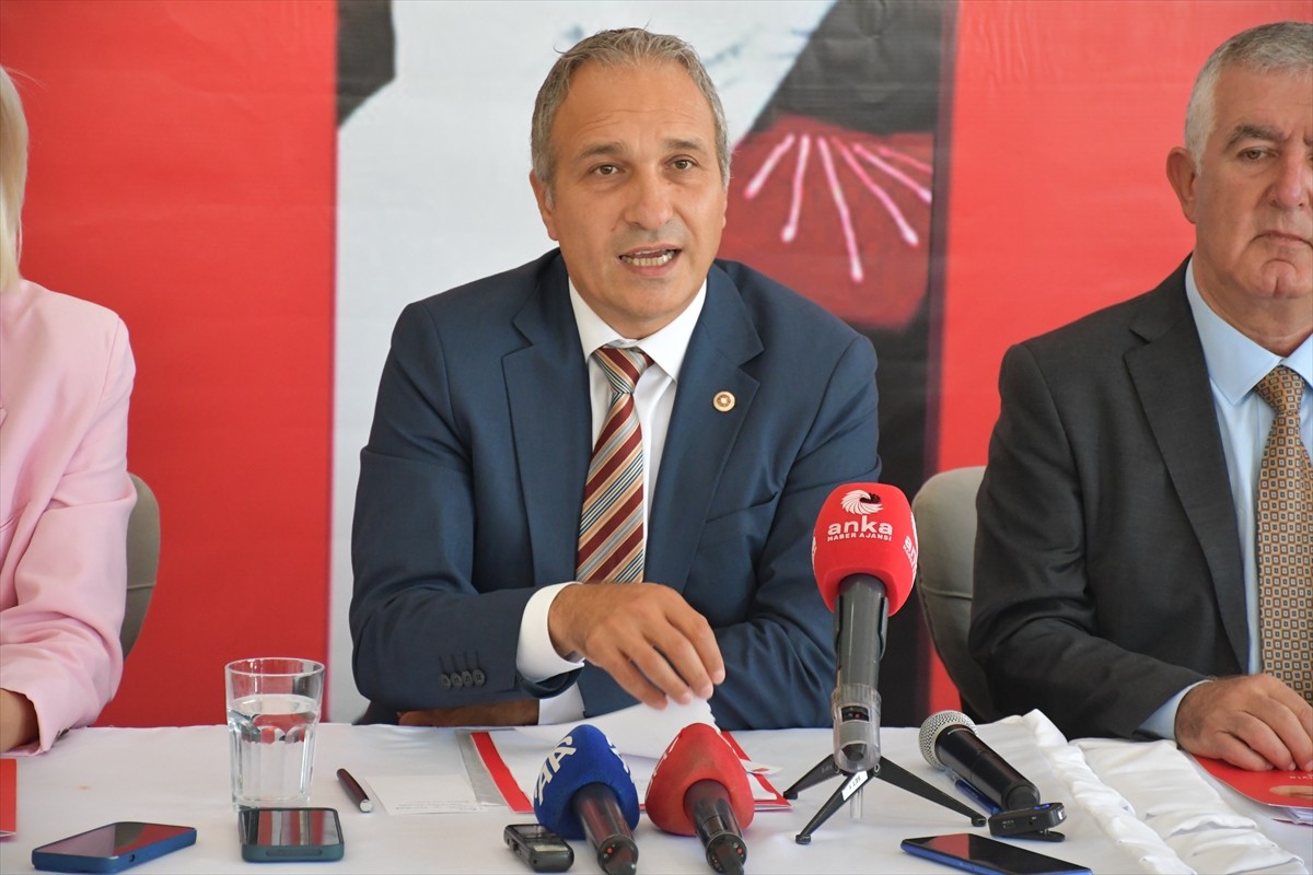 CHP Genel Başkan Yardımcısı Suat Özçağdaş, "Eğitim Buluşmaları" kapsamında geldiği Bilecik'teki...