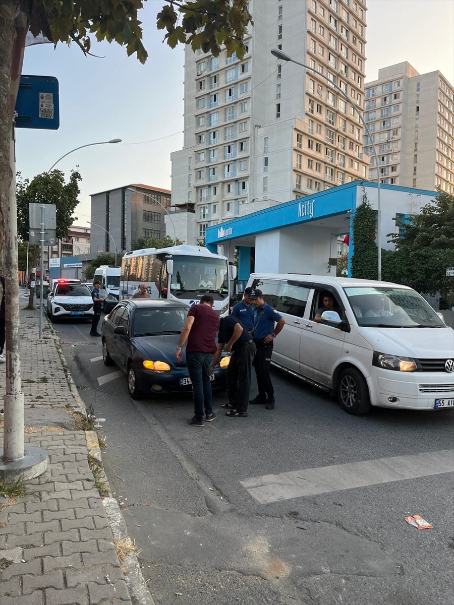 Esenyurt'ta site çevrelerinde polis ekipleri tarafından denetim gerçekleştirildi.