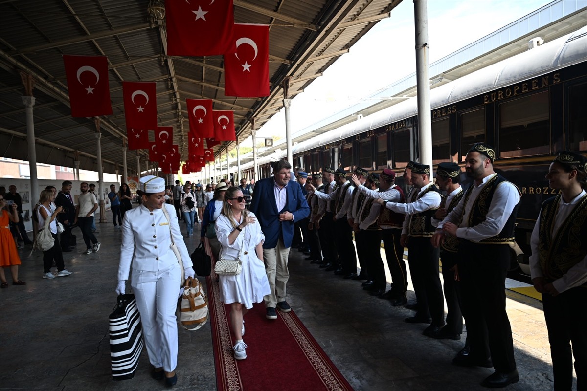 Fransa'nın başkenti Paris'ten yola çıkan Orient Express, Sirkeci Tren Garı'na ulaştı.