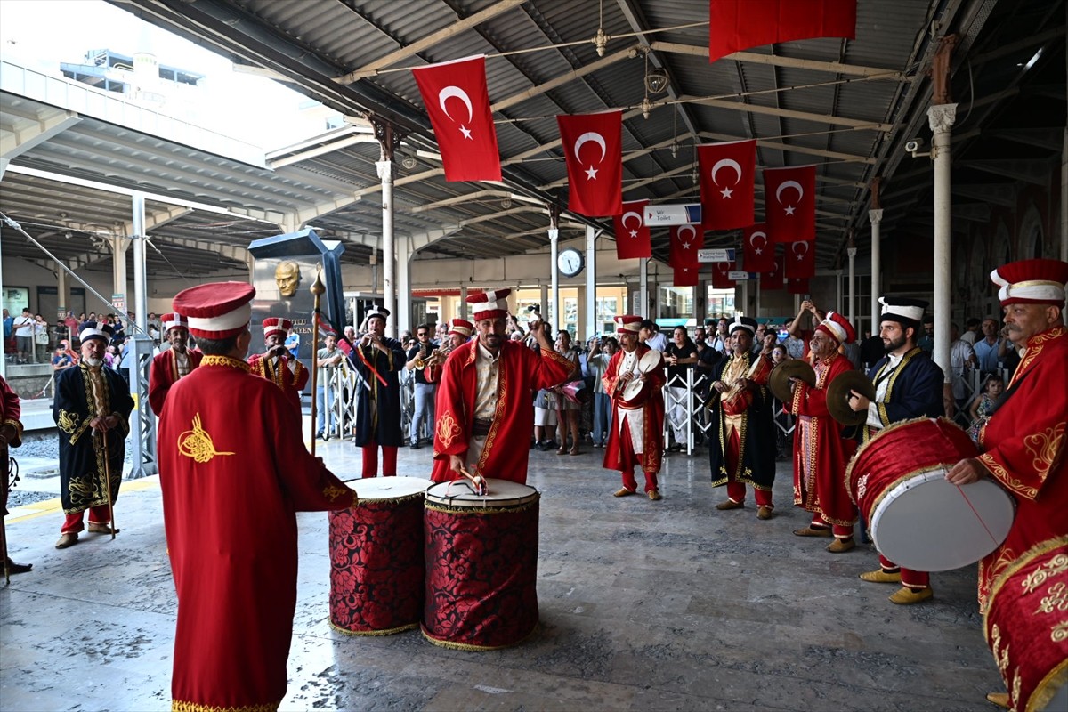 Fransa'nın başkenti Paris'ten yola çıkan Orient Express, Sirkeci Tren Garı'na ulaştı.