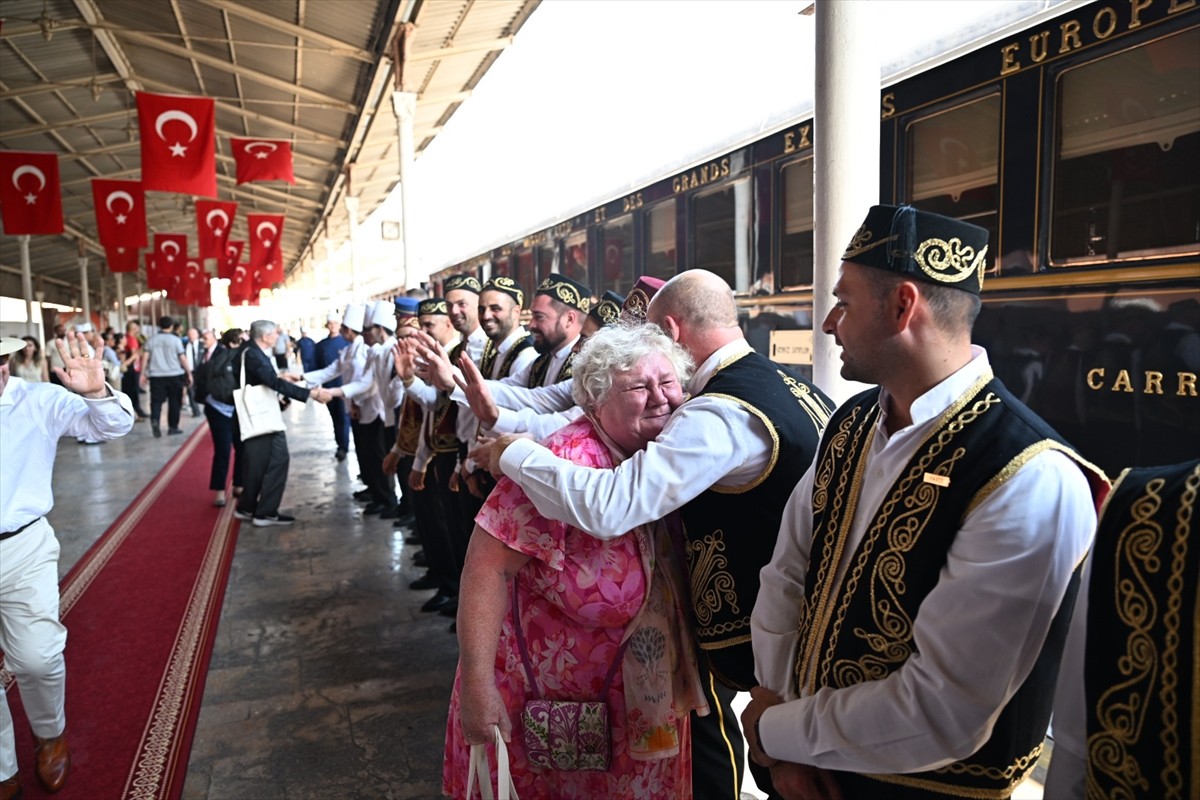 Fransa'nın başkenti Paris'ten yola çıkan Orient Express, Sirkeci Tren Garı'na ulaştı.