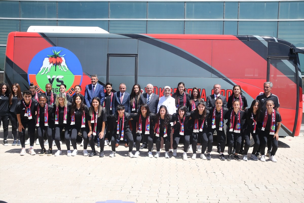 Hakkari'de Yüksekova Sosyal Hizmetler Merkezi'nde Yüksekova Spor Kulübü Kadın Futbol Takımı'na...