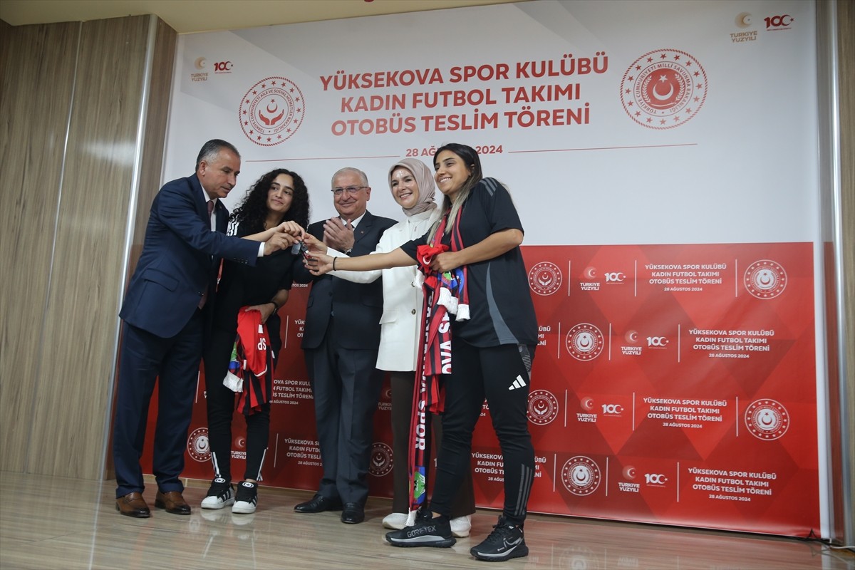 Hakkari'de Yüksekova Sosyal Hizmetler Merkezi'nde Yüksekova Spor Kulübü Kadın Futbol Takımı'na...